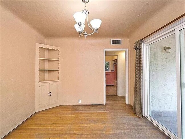 Building Photo - 2 bed/ one bathroom.