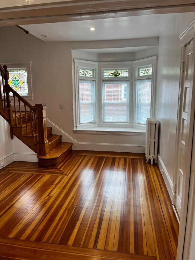 foyer - 279 E Squantum St