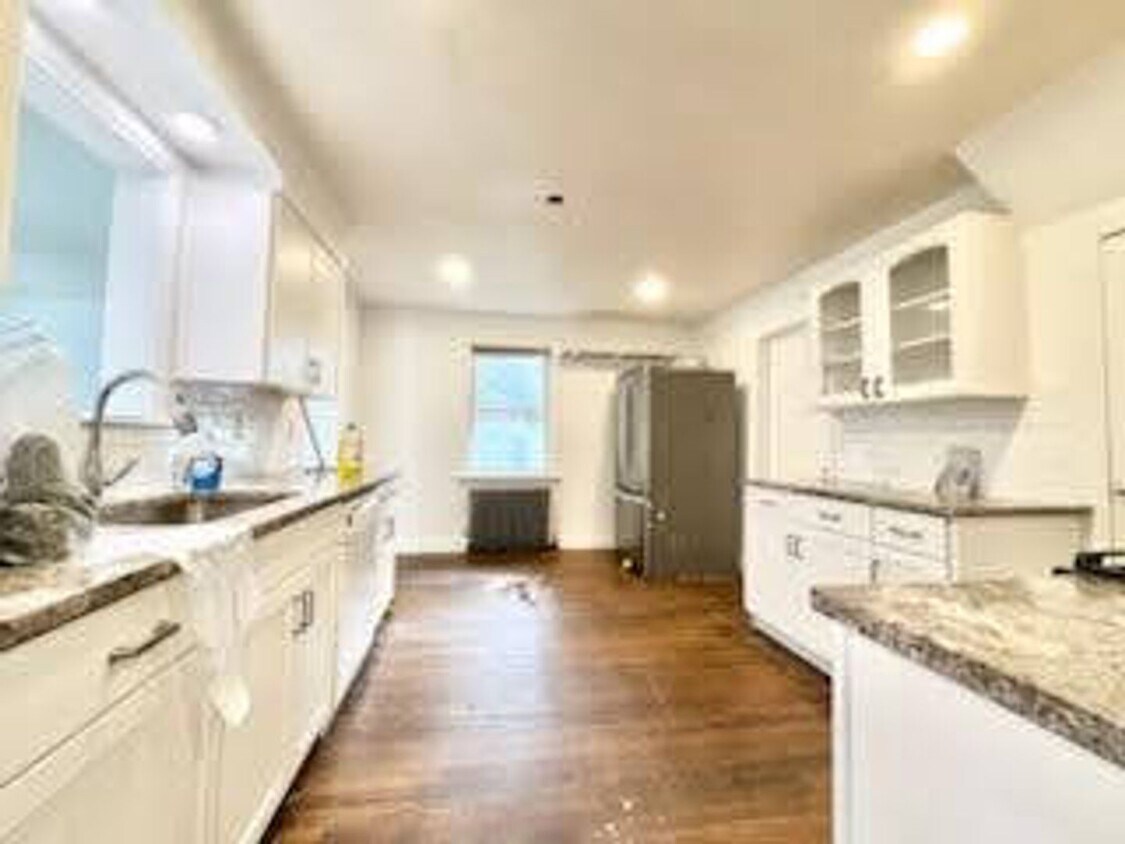 Single-Family House,In-Unit Washer and Dryer, Parking is Included, Central Heat/AC - Single-Family House,In-Unit Washer and Dryer, Parking is Included, Central Heat/AC