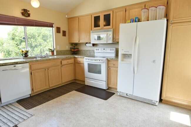 Foto del edificio - Beautiful Updated 3 Bedroom 2 Bath Santa T...