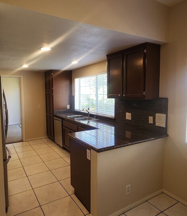 Building Photo - Amazing 2 story 4 bedroom home in Simi Val...