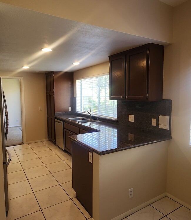 Foto del edificio - Amazing 2 story 4 bedroom home in Simi Val...