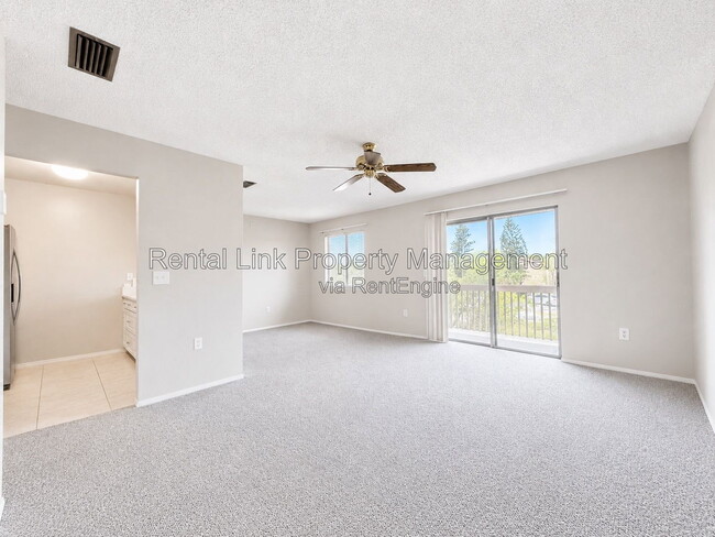 Foto del edificio - 2709 Hidden Lake Blvd