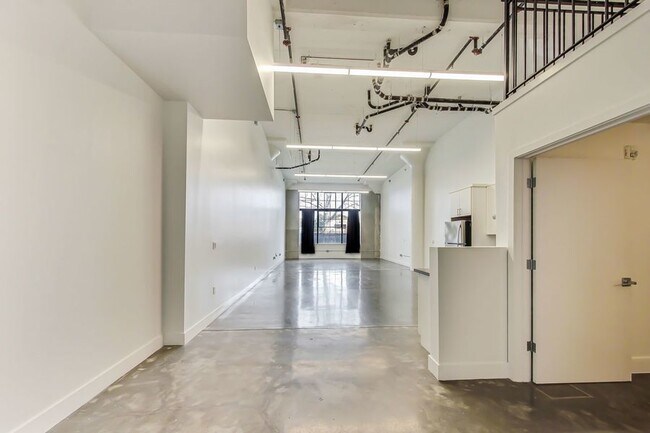 Building Photo - Modern loft with high ceilings and great l...