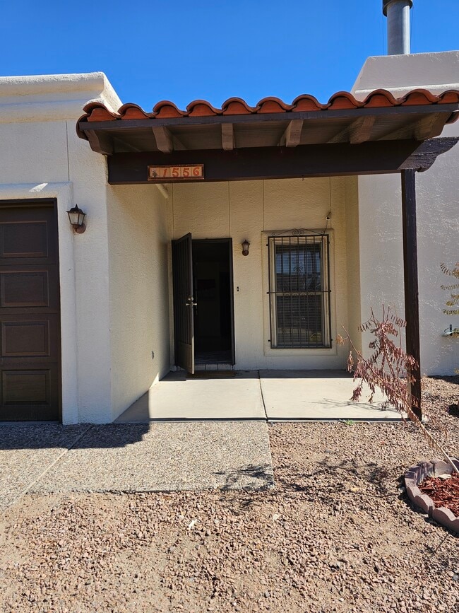 Front door - 1556 Common Dr