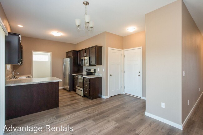 Building Photo - 5 br, 3 bath House - 4068 Lillian Street