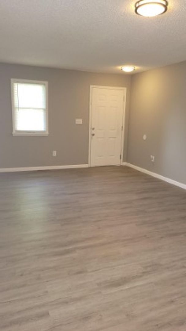 Building Photo - Completely Remodeled!!