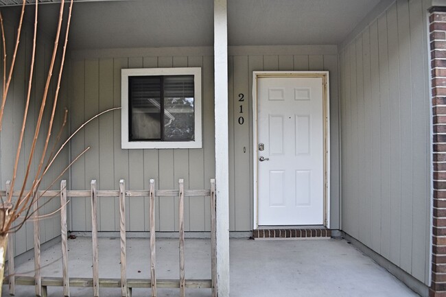 Building Photo - Four Bedroom Niceville Proper