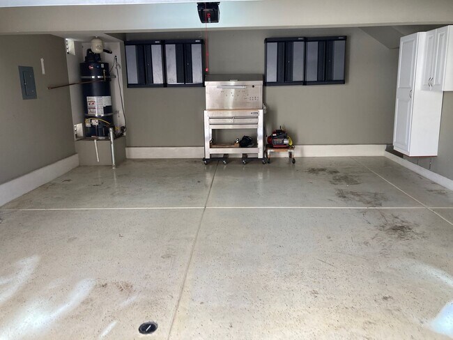 Building Photo - Beautiful 2 Bedroom Plus Office Den -- Ava...