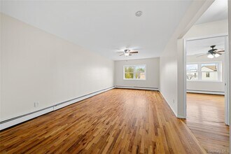 Building Photo - 410 Jericho Tpke
