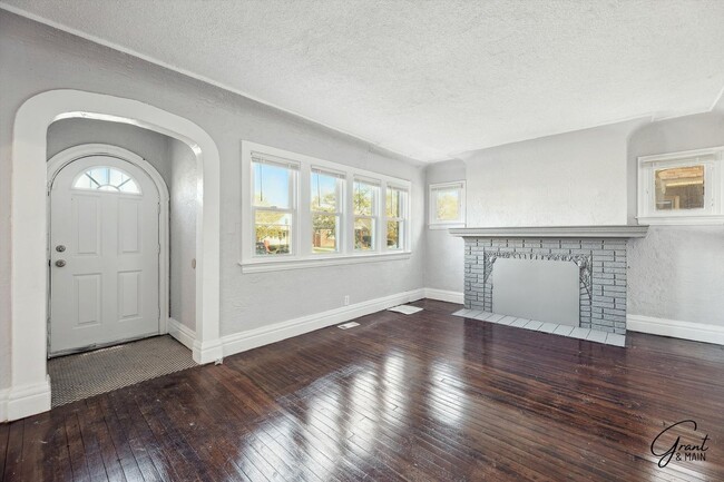 Building Photo - 3 bedroom 2 bath $1350