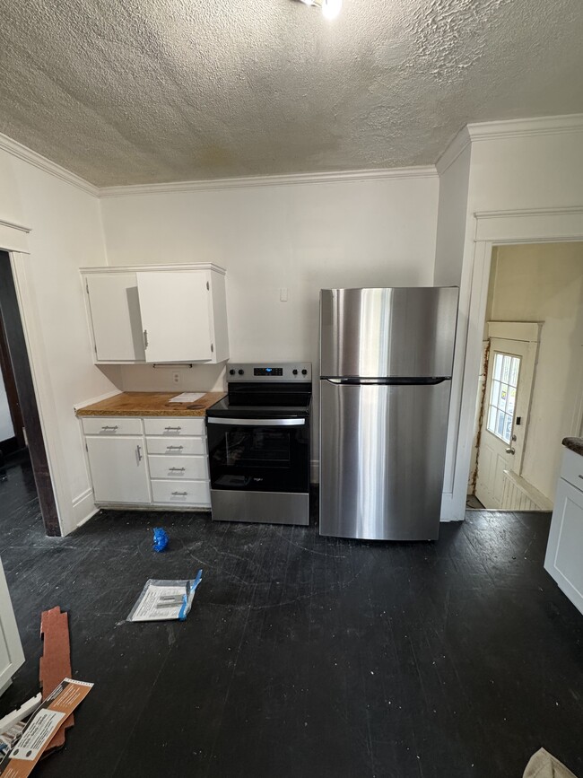 Kitchen - 807 Avon St