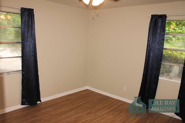 Foto del edificio - 1002 Centerwood Dr