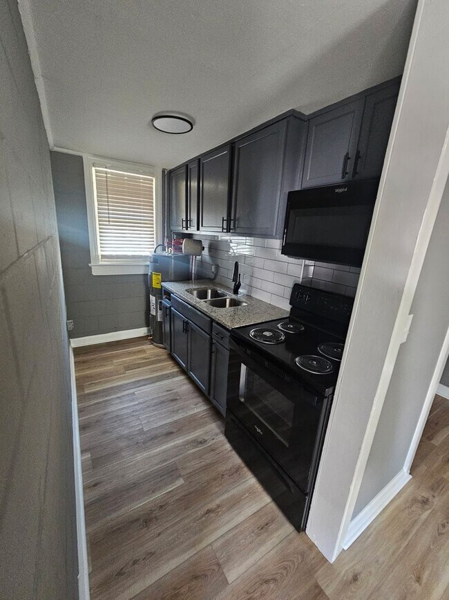 Foto del edificio - 719 Black Creek Rd SE