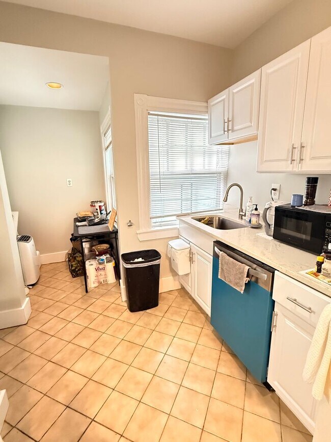 Foto del edificio - No Brokers Fee, No Security Deposit, Parking Included, heat, Hot Water Included, Laundry on a Site