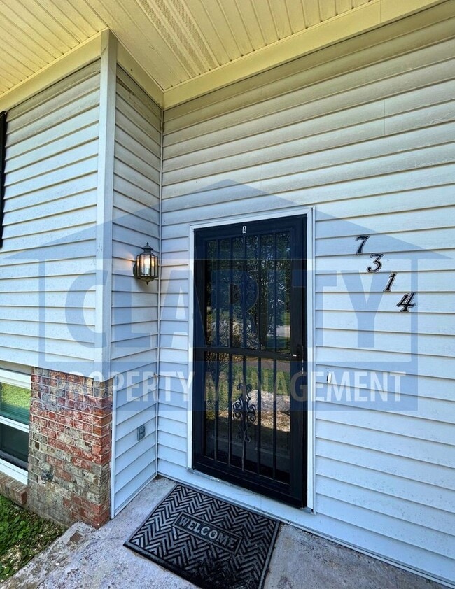 Building Photo - Spacious 3-Bed, 1.5-Bath Duplex with Priva...