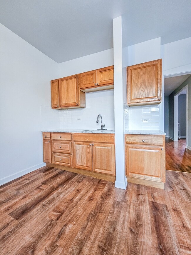 Photo - 5039 N Clark St (Chicago, IL) Apartment