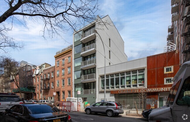 Building Photo - 277 E 7th St