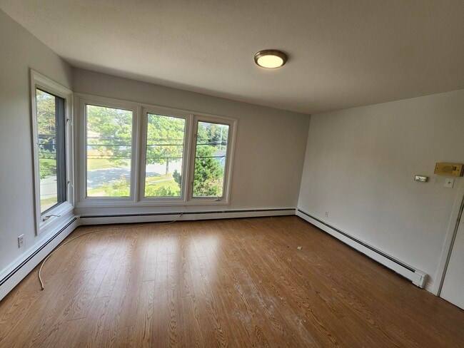 Building Photo - 84 Dufferin Ave