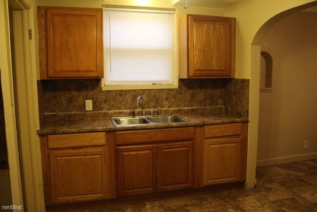 Foto del edificio - 19141 Montrose St