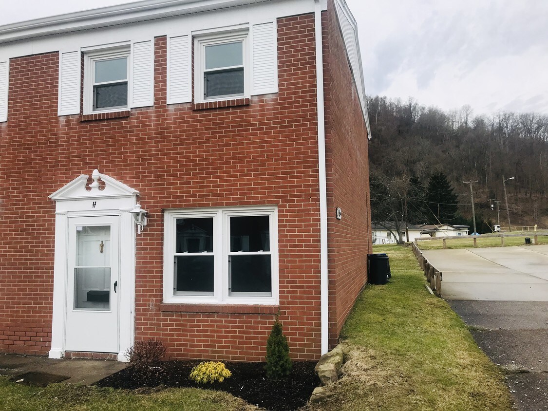 Primary Photo - 150 E Cove Ave