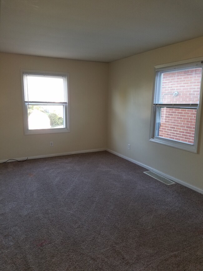 Living room - 116 E 35th St