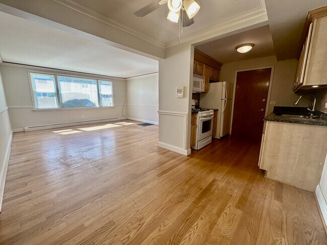 Building Photo - 4932 N Leonard Dr