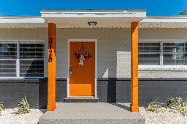 Building Photo - Updated duplex with large yard!