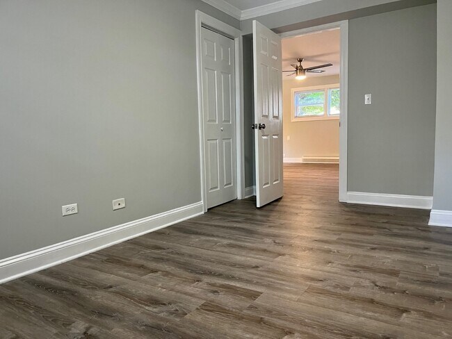 Foto del edificio - Rehabbed 2 Bedroom In Prime Lake Bluff Location - Pet Friendly - Free Parking!