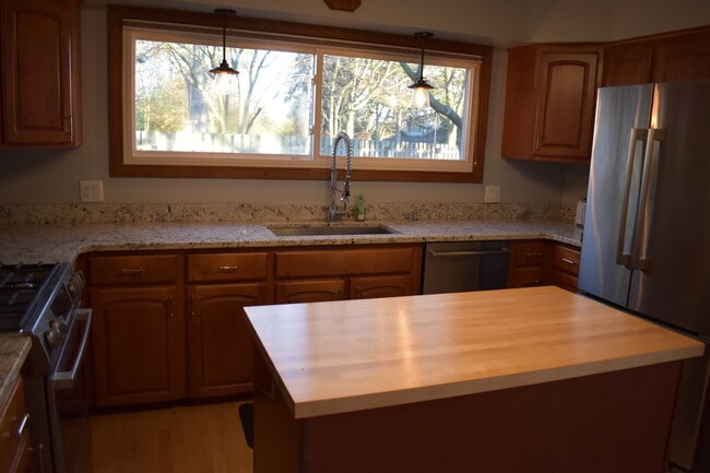 Building Photo - 1525 Hanover Ct