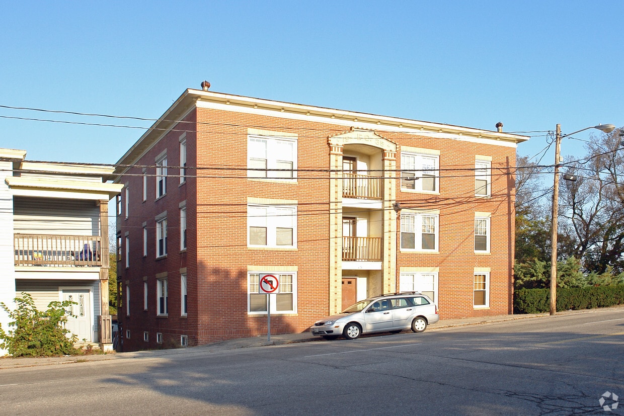 15 Broad St, Auburn, ME 04210 Apartments in Auburn, ME