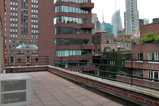 Building Photo - 35 E 35th St