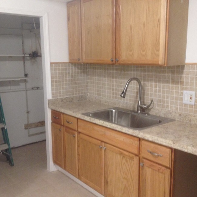 Building Photo - 2542 Southdene Ave