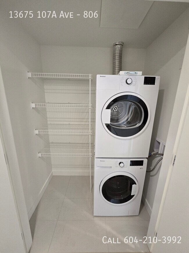 Photo du bâtiment - Brand New Condo at the Flamingo