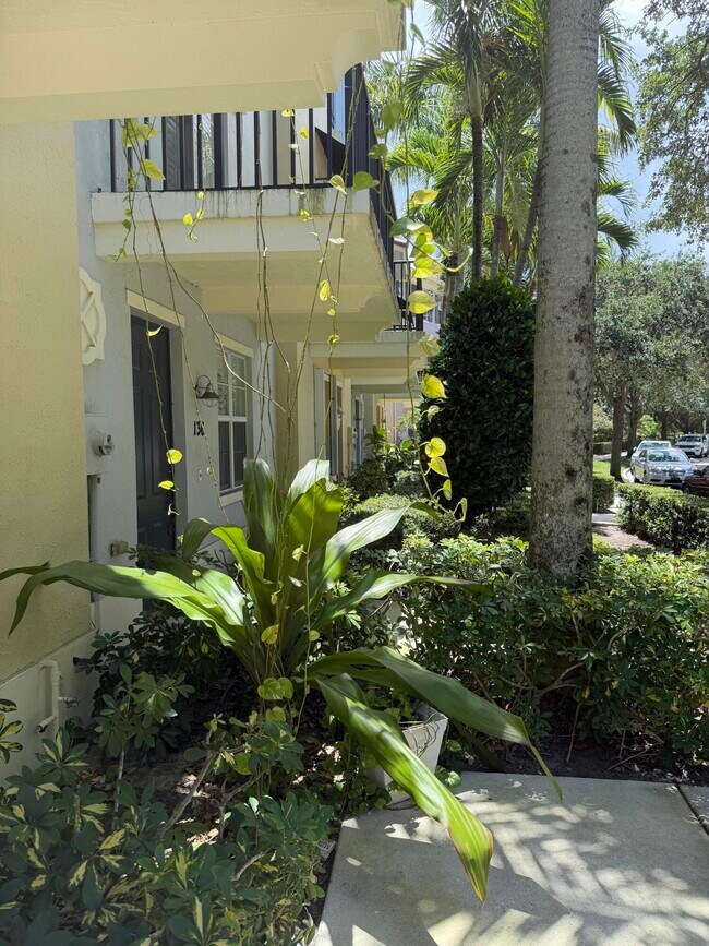 Building Photo - 132 Greenwich Cir