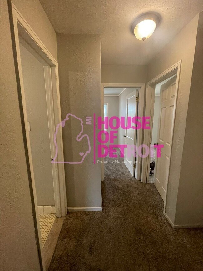 Building Photo - 3 BEDROOM | 1 BATH | FREE PRE SCREEN