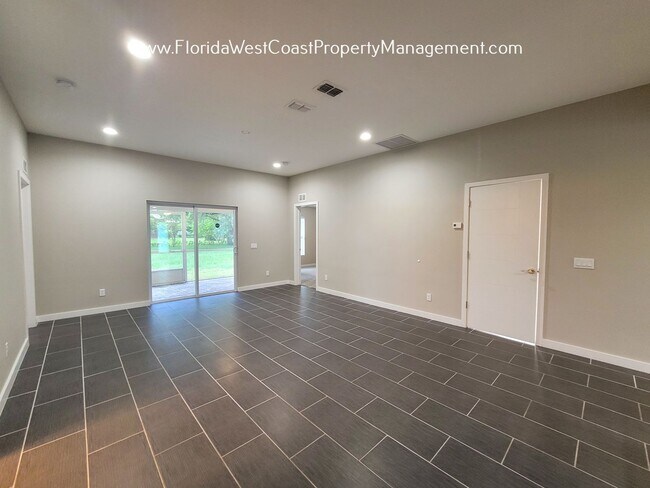 Building Photo - MODERN 3 BEDROOM SARASOTA HOME WITH SUPER ...