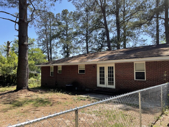Building Photo - 2817 Meadowbrook Dr