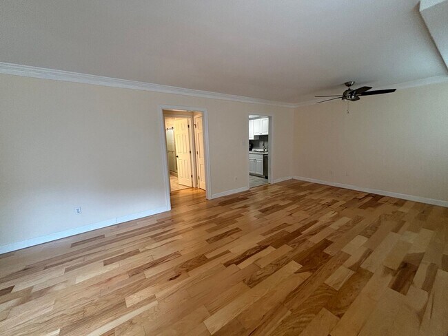 Building Photo - Remodeled Ground Level Condo off Rivermont