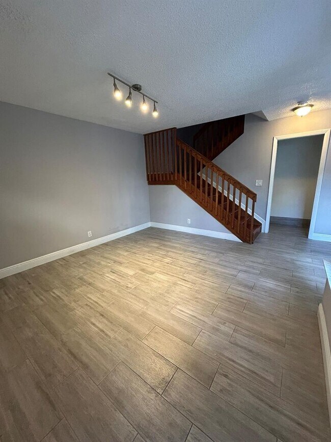 Building Photo - 10978 Mainsail Dr