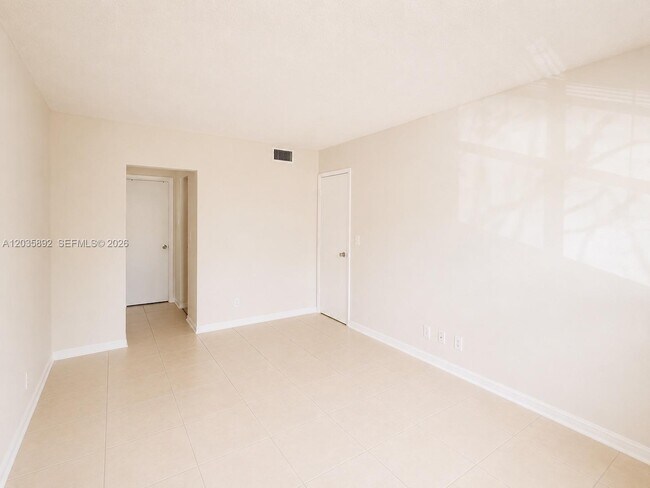 Foto del edificio - 280 S Cypress Rd