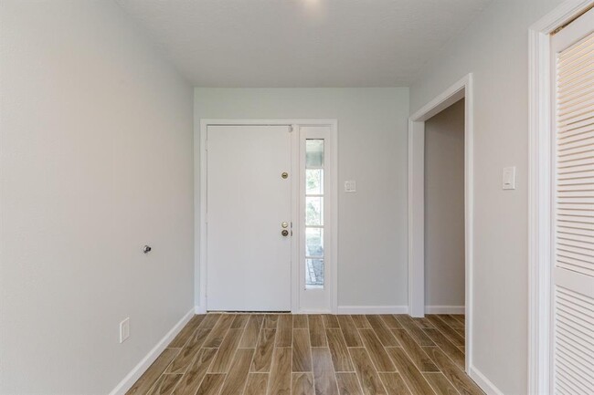 Building Photo - 8047 Streamside Dr