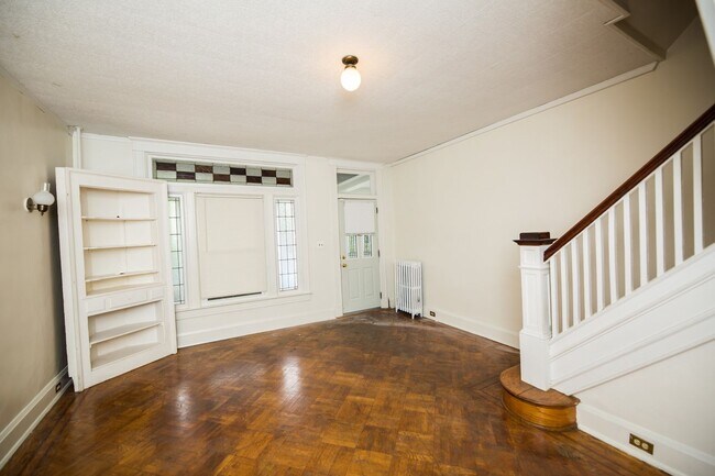 Foto del edificio - Charles Village 2bd/2ba Rowhome with Parking Spots, W/D and more! Available 7/20
