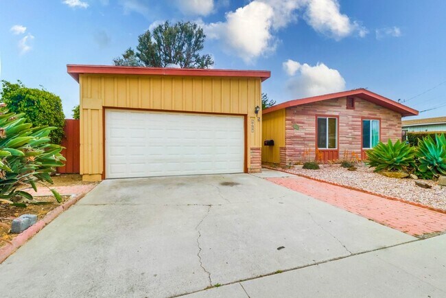 Building Photo - **CHARMING CLAIREMONT 3 BEDROOM 2 BATH**GA...