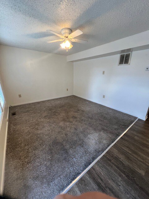 Sala de estar - 219 Lily Ct