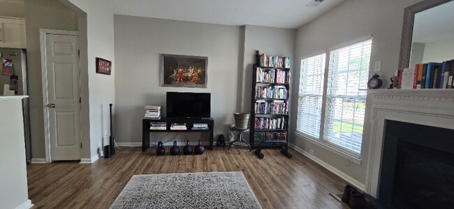 Foto del edificio - 4747 Forestridge Commons Dr