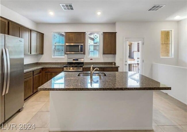 Building Photo - Your Dream Townhome Awaits!