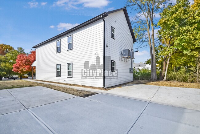 Building Photo - 2809 E Riverside Dr