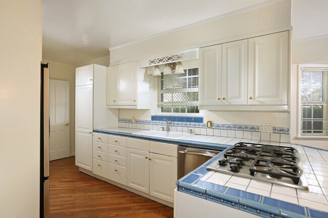 Building Photo - 2415 Las Lunas St