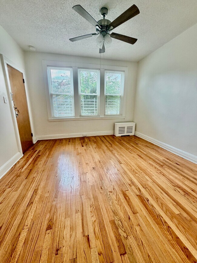 Foto del edificio - 2857 Dewey Ave